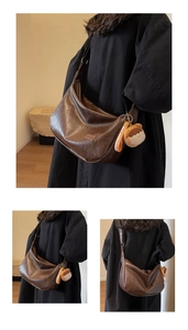 Détail d'un sac à bandoulière marron vintage en similicuir avec charm en peluche doux