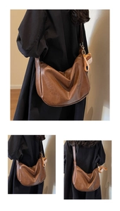 Détail du sac demi-lune marron vintage en cuir PU grainé avec pendentif en peluche