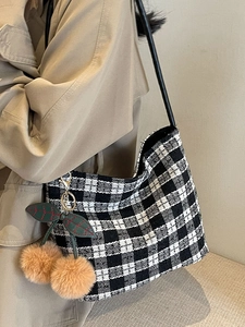 Grand sac fourre-tout à carreaux noir et blanc élégant avec pendentif cerise fantaisie