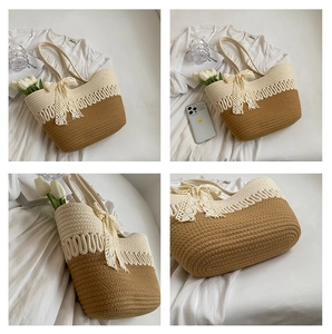 Détails du sac cabas en paille tressée avec un nœud en dentelle blanche et contrastes
