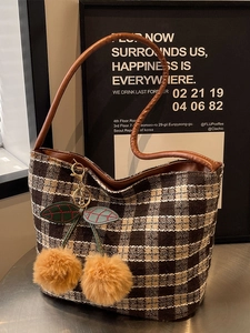 Sac fourre-tout à carreaux marron avec pendentif cerise en peluche et bandoulière en cuir