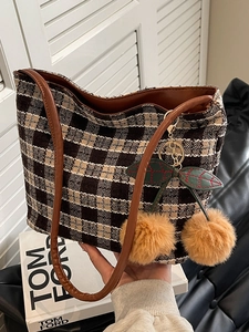 Sac fourre-tout à carreaux avec lanières en cuir marron et pendentif cerise en peluche