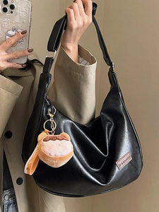 Sac Hobo pour Femmes Grande Capacité en Cuir PU Rétro Couleur Unie Sac Bandoulière Souple Avec Charme en Peluche Décontracté