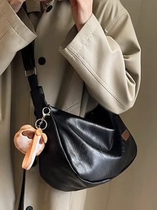 Sac bandoulière en cuir PU noir tendance avec large sangle et breloque peluche