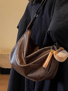 Sac bandoulière rétro marron foncé en similicuir brillant avec charm ours mignon