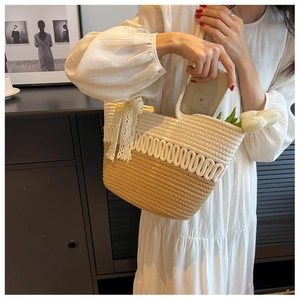 Détail d'un sac cabas tissé avec nœud en dentelle et texture à motif de vagues