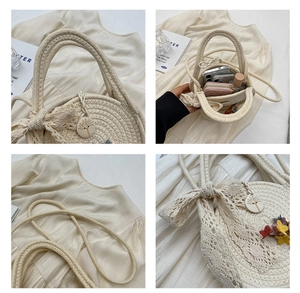 Détails du sac en paille avec nœud en dentelle, papillons 3D et pendentif en bois