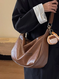 Sac hobo rétro marron foncé avec texture galet et breloque pain pour femme