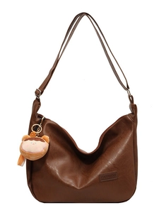 Sac hobo marron texture litchi avec bandoulière réglable et breloque en peluche