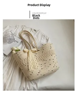 Détail du sac cabas tissé beige avec pois noirs et nœud en dentelle délicate décoratif