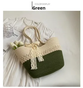 Détail du sac fourre-tout tissé vert et crème avec nœud en dentelle et motif de corde