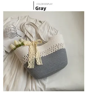Détail du sac cabas tissé avec nœud en dentelle blanche et bordure crochetée ondulée