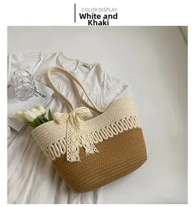 Détail du sac de plage bicolore tissé à la main orné d'un délicat nœud en dentelle blanche