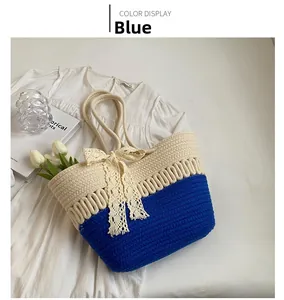 Détail du sac tissé main avec contraste bleu et nœud en dentelle sur une chemise