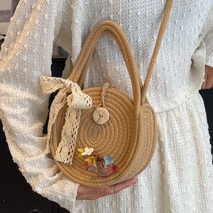 Sac à main rond en paille fait main avec nœud en dentelle et fleurs de style bohème