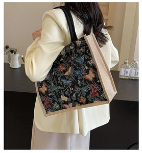 Détail du cabas à motif papillon avec épissage de jute et anses tissées noires