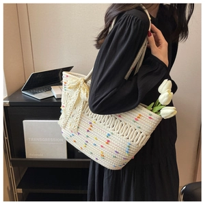 Détail du sac de plage tissé avec pois colorés, nœud en dentelle et tulipe déco