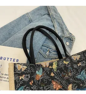 Détail du tissage jacquard papillon et des anses tressées sur le sac fourre-tout rétro