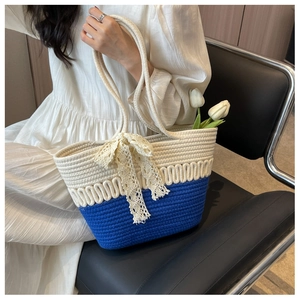 Détail de la texture tissée et du nœud en dentelle crème sur le sac de plage