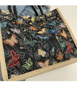 Détail du sac cabas en jacquard tissé avec motifs papillons colorés et bordure en toile beige