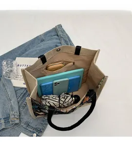 Intérieur spacieux du sac cabas vintage montrant les rangements et la poche zippée