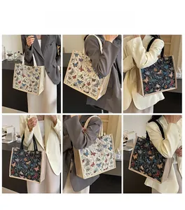 Vues détaillées des grands sacs cabas en toile à imprimé papillon en beige et noir