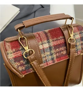 Detailaufnahme der britischen Handtasche mit Karomuster und goldener Metallschnalle