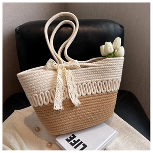 Détail du sac de plage bicolore tissé à la main avec un nœud en dentelle blanche sur cuir