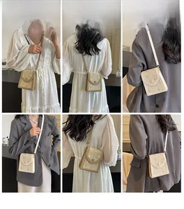 Vue multi-angles d'un sac bandoulière en paille avec détails de broderie florale
