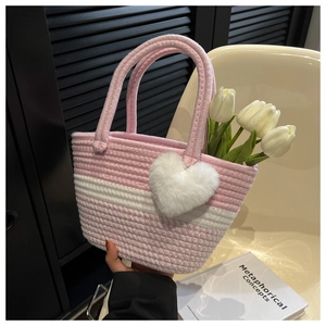 Rosa und weiß geflochtene Eimertasche mit flauschigem Herzanhänger und Tulpendekor