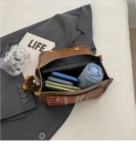Innenraum der braunen Ledertasche mit Platz für Handy und Alltagsgegenstände