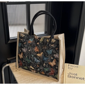 Détail d'un sac cabas vintage en tapisserie papillon avec côtés en jute et anses en corde