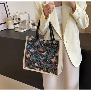 Détail de la broderie jacquard papillon colorée sur un sac cabas en toile de qualité