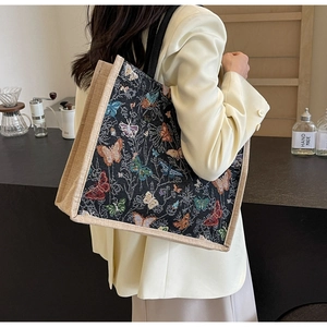 Vue détaillée d'un grand sac cabas avec jacquard papillon coloré et finitions tissées