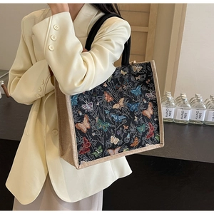 Détail du sac cabas brodé de papillons avec bordure tressée et poignée noire