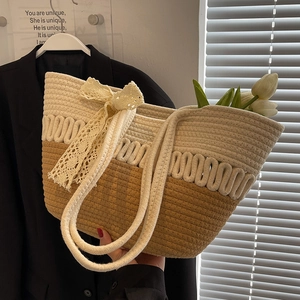 Sac fourre-tout en paille tissé à la main avec nœud en dentelle et détails contrastés