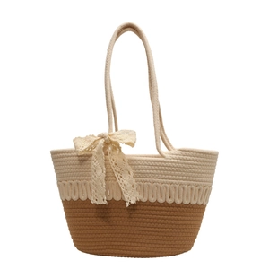 Grand sac de plage tressé beige et marron avec nœud en dentelle et poignées élégantes