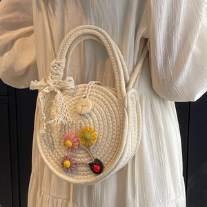 Handgefertigte gewebte Strohtasche in Cremeweiß mit Blumenakzenten und Schleife