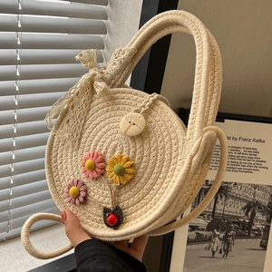 Handgewebte Stroh-Strandtasche mit Blumendeko, Schleife und Marienkäfer für Sommer