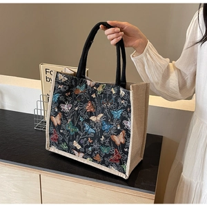 Détail d'un grand sac cabas avec imprimés papillons et design patchwork en lin naturel