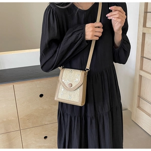 Détail du mini sac bandoulière en paille avec broderie florale et bandoulière en PU