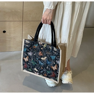 Vue détaillée du sac cabas en jacquard avec motifs papillon et anses en corde