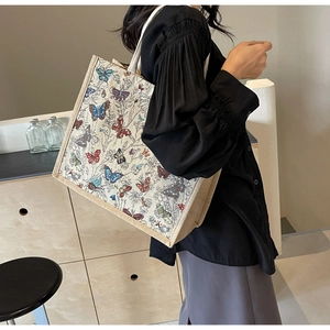 Détail du sac cabas grande capacité avec imprimés papillons colorés et bandoulière en corde