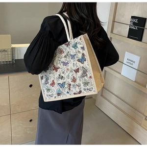 Vue détaillée du grand sac cabas avec imprimés papillons et texture en jute