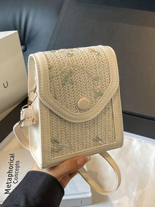 Sac à bandoulière crème avec texture tissée et broderies florales pour l'été chic