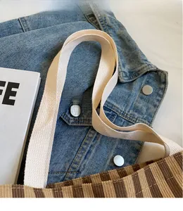 Detail der gestreiften Cord-Tasche mit dicker Textur und robustem breitem Segeltuch-Schultergurt