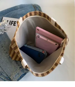 Geräumiges Tascheninnere mit Platz für Tablets und tägliche Utensilien