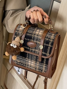 Vintage-Rucksack mit Karomuster, Lederbesatz und niedlichem Monster-Anhänger