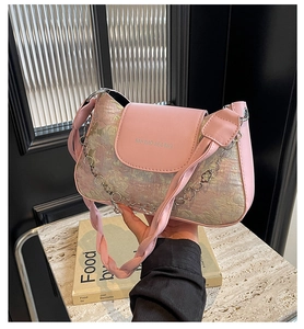 Détail du sac baguette à fleurs roses avec rabat en cuir et chaîne en métal fleuri