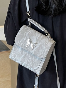 Sac bandoulière en cuir froissé argenté avec papillon métallique et poignée haute